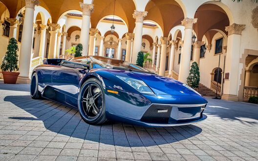 Обои на рабочий стол Синий Lamborghini на фоне дворца в солнечную погоду