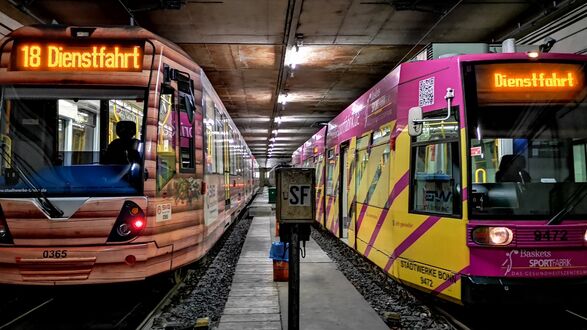 Обои на рабочий стол Два поезде метрополитена стоят на конечной станции