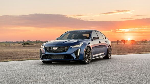 Обои на рабочий стол Hennessey Cadillac CT5-V Blackwing H1000 2023 на шоссе в пригороде на фоне закатного солнца