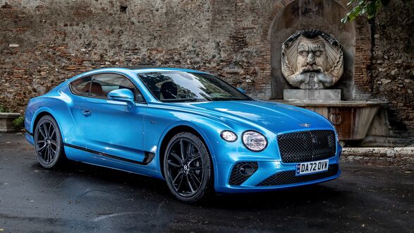 Обои на рабочий стол Голубой Bentley Continental GT Azure Car на фоне фонтана на площади Петра дИллирия, Рим