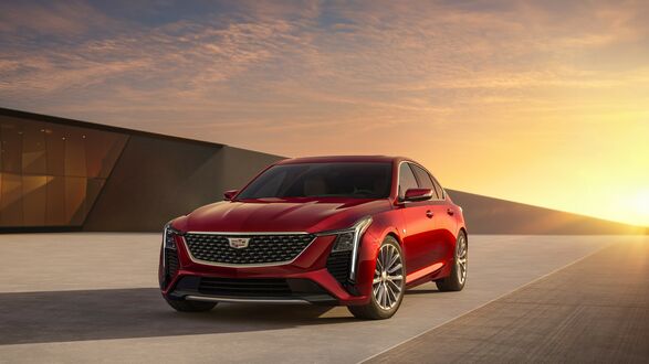 Обои на рабочий стол Красный Cadillac CT5 Premium Luxury 2025 на бетонной дороге на закате