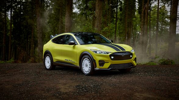 Обои на рабочий стол Желтый Ford Mustang Mach-E Rally 2024 в туманном лесу под пасмурным небом