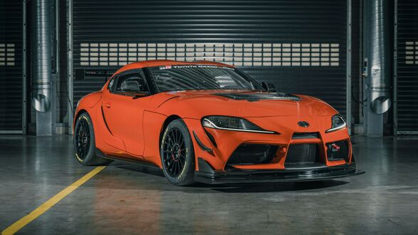 Обои на рабочий стол Красая Toyota GR Supra GT4 100 Edition 2023 в гараже