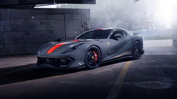 Обои на рабочий стол Белый с оранжевой полосой Novitec Ferrari 812 Competizione 2023 в дыму в темноте
