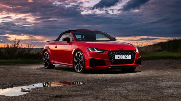 Обои на рабочий стол Красный Red Audi TTS Final Edition Roadster 2023 под пасмурным небом у поля