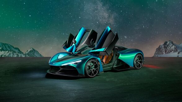Обои на рабочий стол Зеленая Zenvo Aurora Tur Прототип на равнине среди заснеженных гор под звездным небом