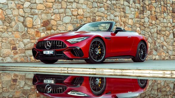Обои на рабочий стол Красный Mercedes - AMG SL 63 4MATIC 2023 у каменной стены