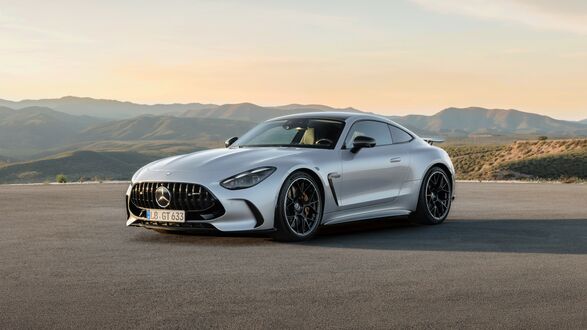 Обои на рабочий стол Светлый Mercedes AMG GT 63 4MATIC на фоне гор