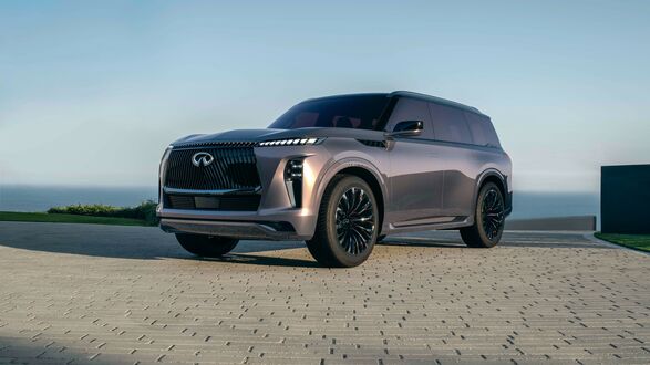 Обои на рабочий стол Темно-серый Infiniti QX Monograph на брусчатке на фоне неба