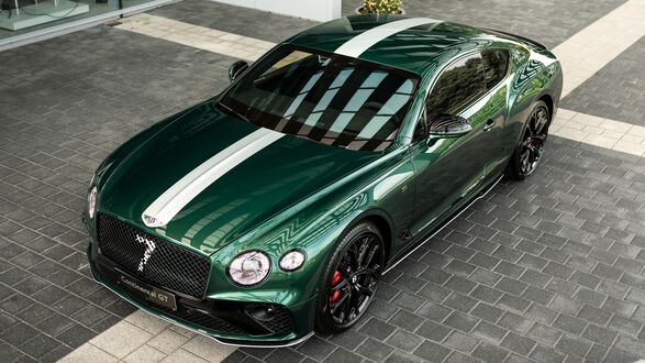 Обои на рабочий стол Зеленый с белой полосой Bentley Continental GT Le Mans Collection 2023 на брусчатке сверху