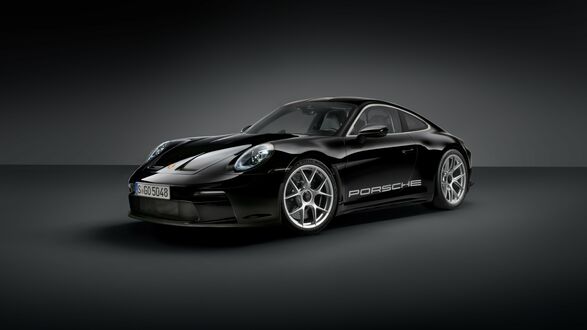 Обои на рабочий стол Черный Porsche 911 ST 2023 на темном фоне