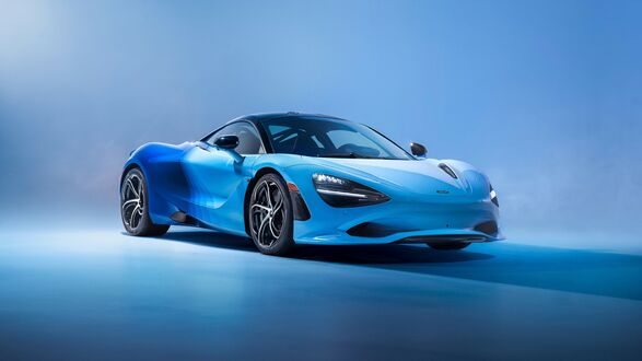 Обои на рабочий стол Голубой McLaren MSO 750S Coupe Spectrum на голубом фоне