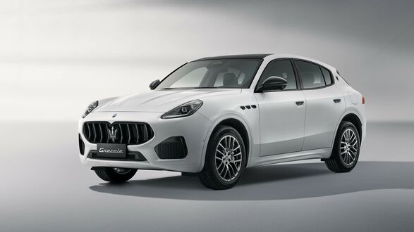 Обои на рабочий стол Белый Maserati Grecale Nerissimo Edition 2023 на светлом фоне