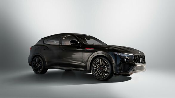 Обои на рабочий стол Черный Maserati Levante V8 Ultima 2023 на светлом фоне