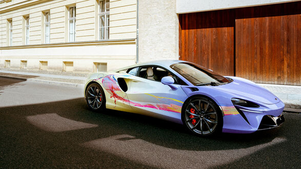 Обои на рабочий стол Светлый McLaren Artura Art Car by Cevin Parker Car в лучах солнца на улице возле светлого здания