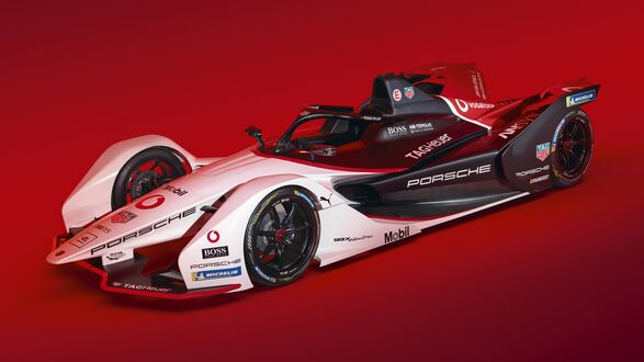 Обои на рабочий стол Гоночный автомобиль Porsche 99X Electric 2019 года на красном фоне