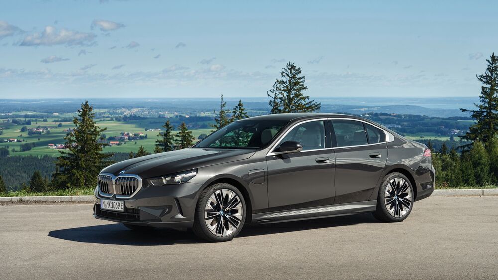 Обои для рабочего стола Темно-серое BMW 5 Series 530e 2023 в ясную погоду на холме
