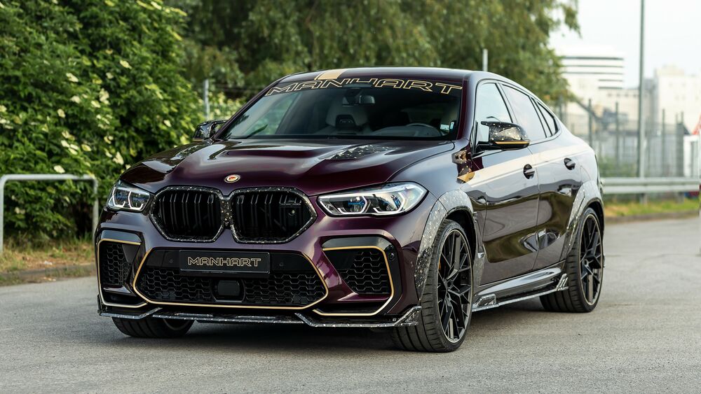 Обои для рабочего стола Фиолетовый Manhart MHX6 700 WB Gold Edition 2023 на асфальте на фоне зелени