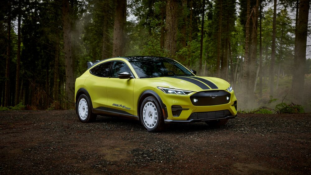 Обои для рабочего стола Желтый Ford Mustang Mach-E Rally 2024 в туманном лесу под пасмурным небом