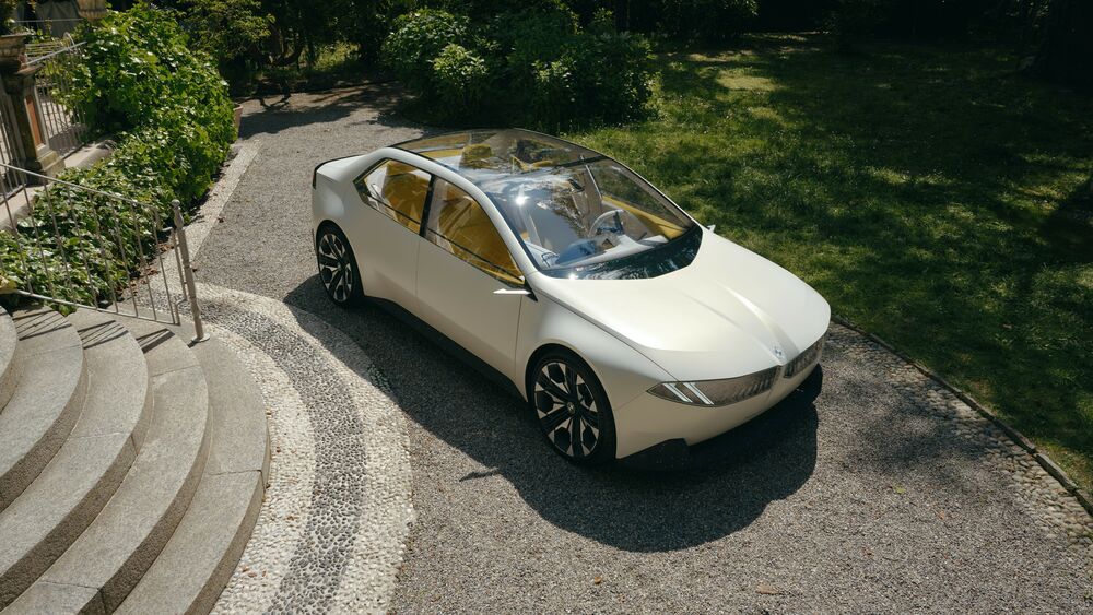 Обои для рабочего стола Белый BMW Vision Neue Klasse с панорамной крышей у лестницы дома
