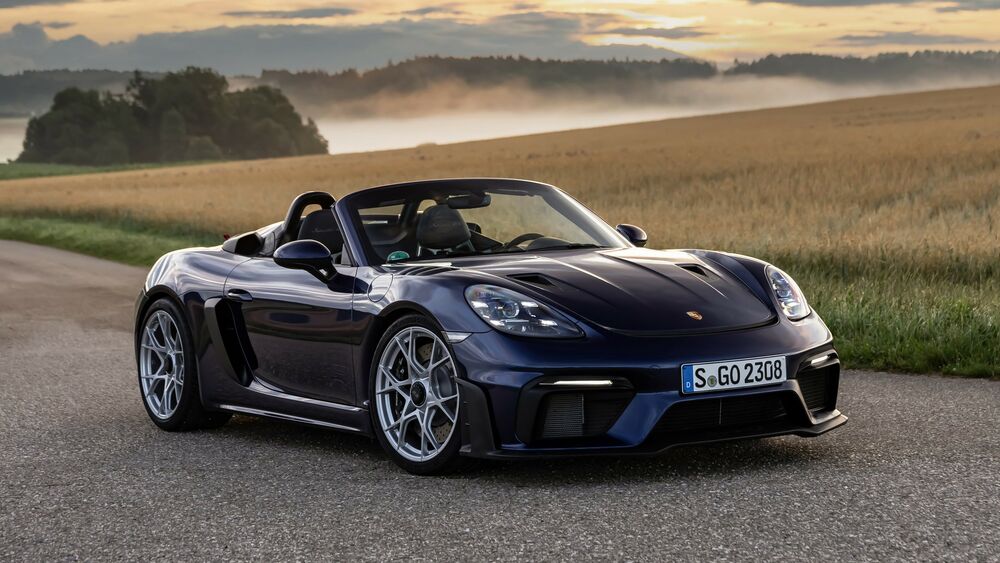Обои для рабочего стола Темно-фиолетовый Porsche 718 Spyder RS на фоне гулга укрытого туманом