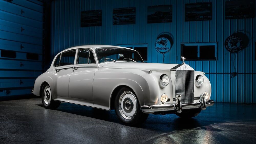 Обои для рабочего стола Белый Роллс-Ройс / Rolls-Royce 1961 года стоит в синем гараже