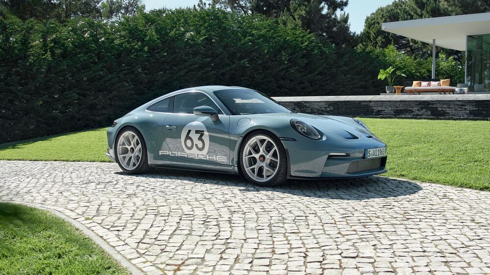 Обои для рабочего стола Серый Porsche 911 ST Heritage Design Package 2023 на подъездной дороге из брусчатки