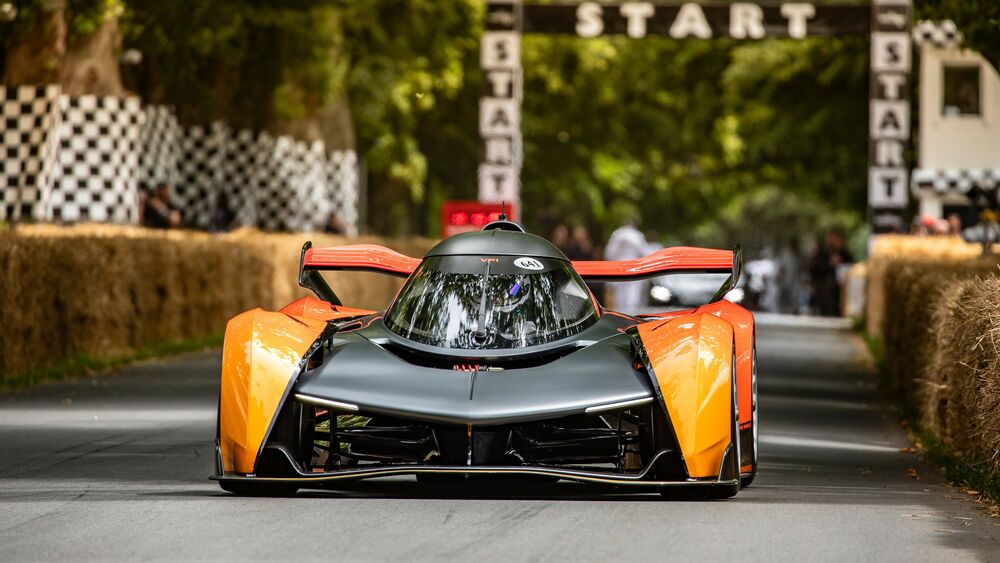 Обои для рабочего стола Черно-оранжевый McLaren Solus GT на гоночной трассе