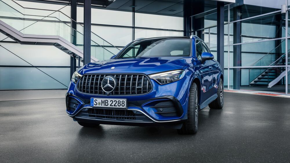 Обои для рабочего стола Голубой Mercedes - AMG GLC 43 4MATIC 2023 на фоне стеклянного офиса