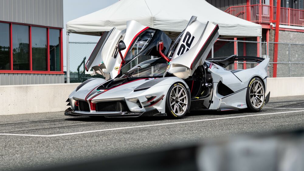 Обои для рабочего стола Белый Ferrari FXX-K Evo на гоночной трассе