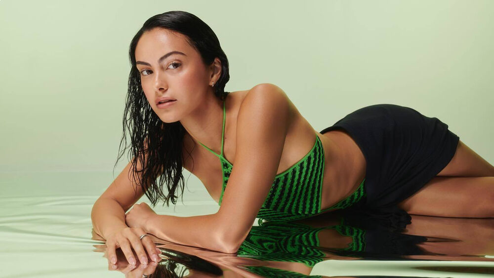 Обои для рабочего стола Camila Mendes / Камила Мендес в черно-зеленом платье лежа на воде