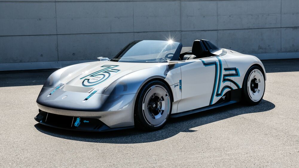 Обои для рабочего стола Белый Porsche Vision 357 Speedster на гоночной трассе