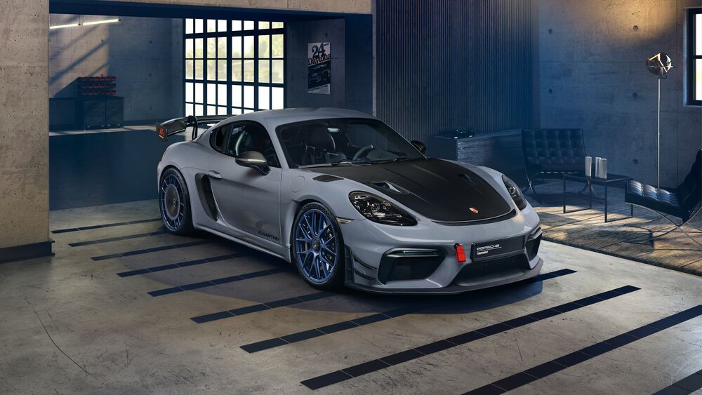 Обои для рабочего стола Белый с черным капотом Porsche 718 Cayman GT4 RS Manthey Kit в современном гараже