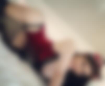 Обои для рабочего стола Niece Waidhofer девушка в красном корсете с кошачьими ушками позирует на кровати показывает язык