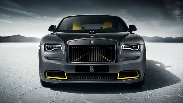 Обои на рабочий стол Роллс-Ройс / Rolls-Royce Black Badge Wraith Black Arrow в черно-белой пустыне