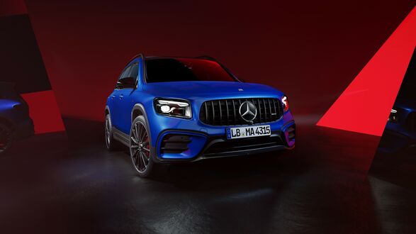 Обои на рабочий стол Синий Mercedes - AMG GLB 35 4MATIC 2023 на красном фоне