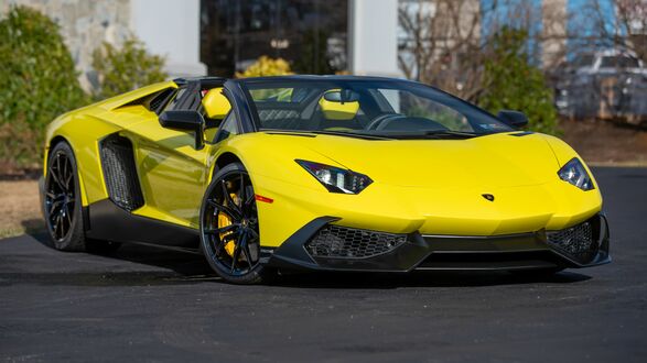 Обои на рабочий стол Желтый Lamborghini Aventador LP 720-4 на черном асфальте