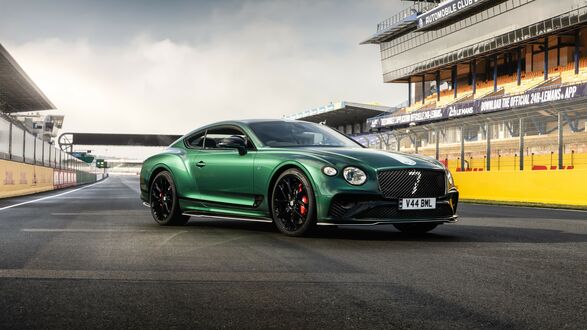 Обои на рабочий стол Изумрудный Bentley Continental GT на гоночной трассе