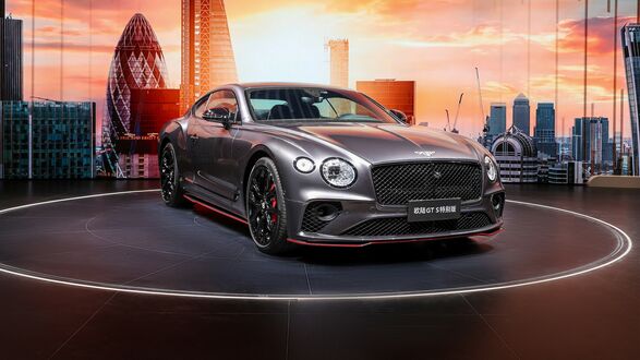 Обои на рабочий стол Серый Bentley Continental GT S на выставочном стенде