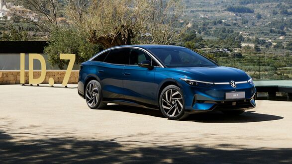 Обои на рабочий стол Синий Volkswagen ID в деревне