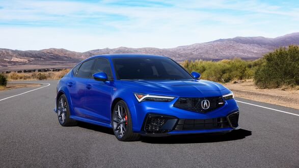 Обои на рабочий стол Голубая Acura Integra Type S по дороге вдоль гор