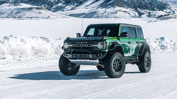 Обои на рабочий стол Зеленый Ford Hennessey VelociRaptor 500 Bronco 2023 на снежной дороге