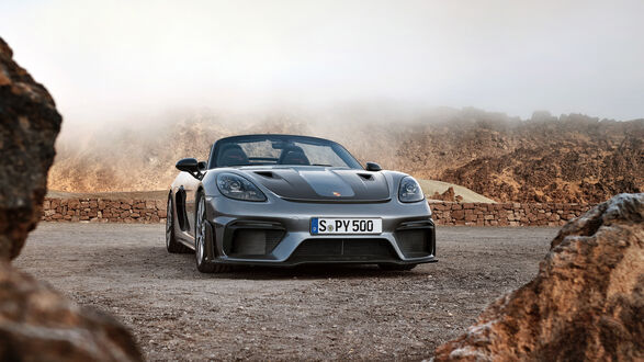 Обои на рабочий стол Темный Porsche 718 Spyder RS у развалин