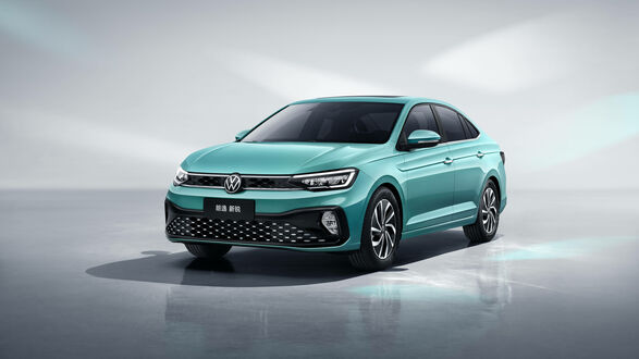 Обои на рабочий стол Бирюзовый Volkswagen Lavida XR на светлом фоне