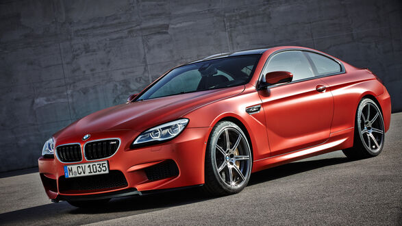 Обои на рабочий стол Красный BMW 6 Series у стены