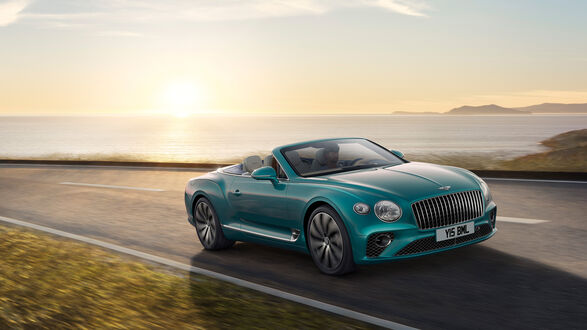 Обои на рабочий стол Бирюзовый Bentley Continental GT мчится вдоль берега