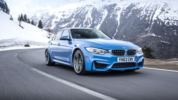 Обои на рабочий стол Синий BMW M3 едет по дороге вдоль снежных гор