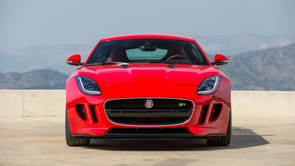 Обои на рабочий стол Красный Jaguar F-Type R Coupe на фоне гор