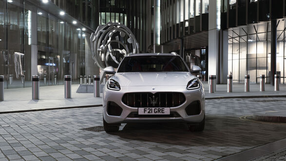 Обои на рабочий стол Белый Maserati Grecale GT возле офисного здания