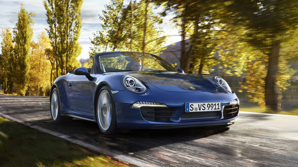 Обои на рабочий стол Синий Porsche 911 Carrera по дороге вдоль осеннего леса